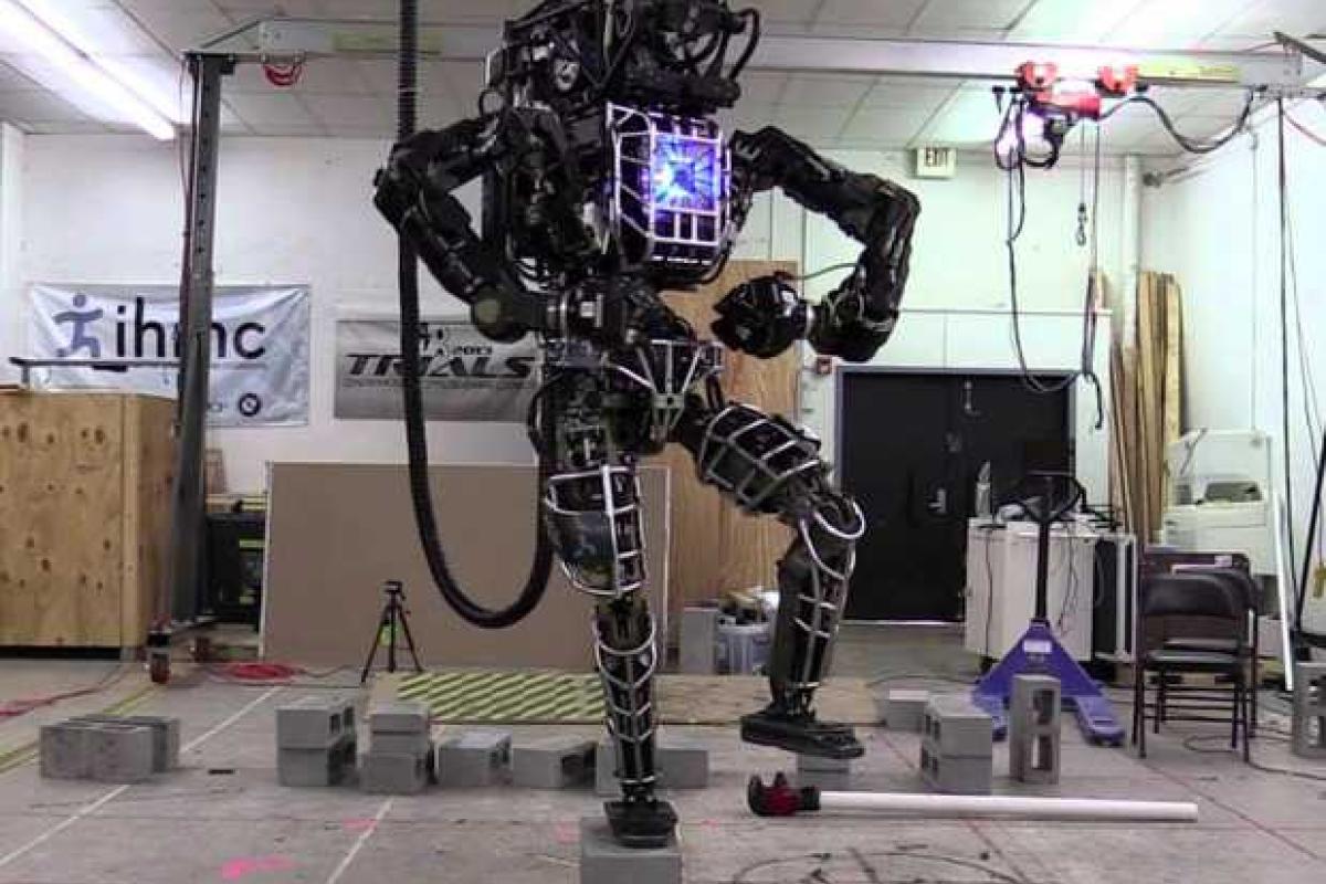 Американская инженерная компания вывела двуногого робота на прогулку в лес Американская инженерная компания вывела двуногого робота на прогулку в лес