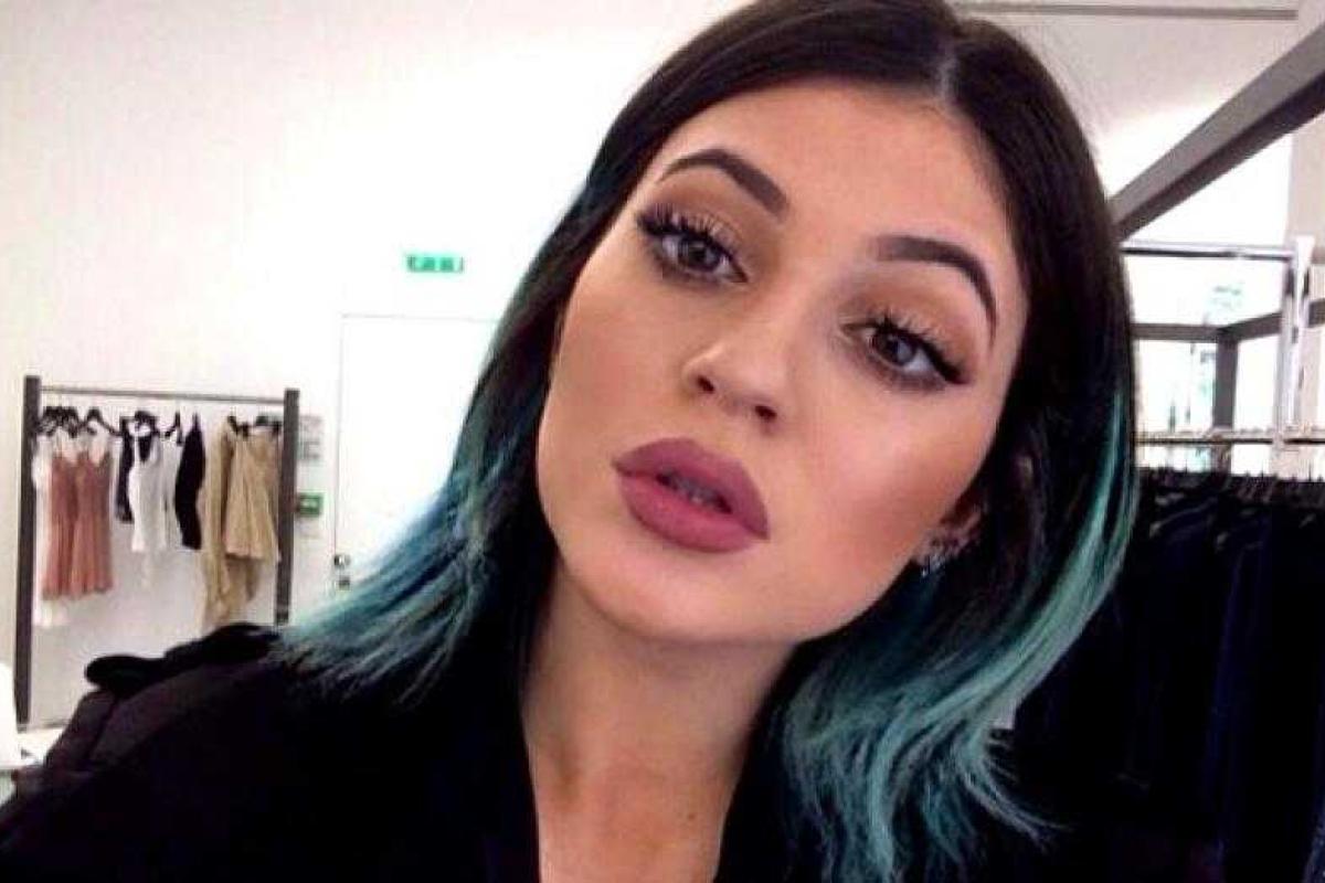 Кайли Дженнер вновь сменила масть, теперь она - блондинка Кайли Дженнер вновь сменила масть, теперь она - блондинка