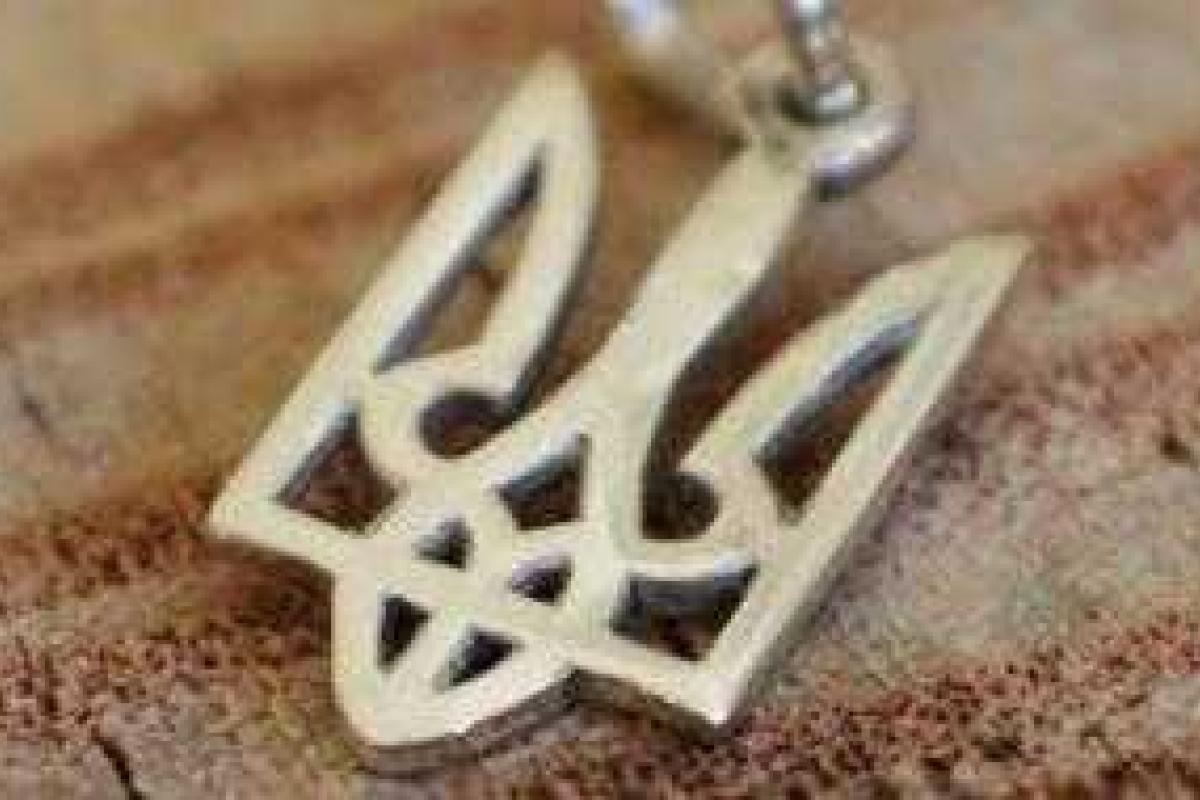 "Смелый" боевик "воюет" с беззащитной девушкой: мужчина заставил снять украинский кулон "Смелый" боевик "воюет" с беззащитной девушкой: мужчина заставил снять украинский кулон