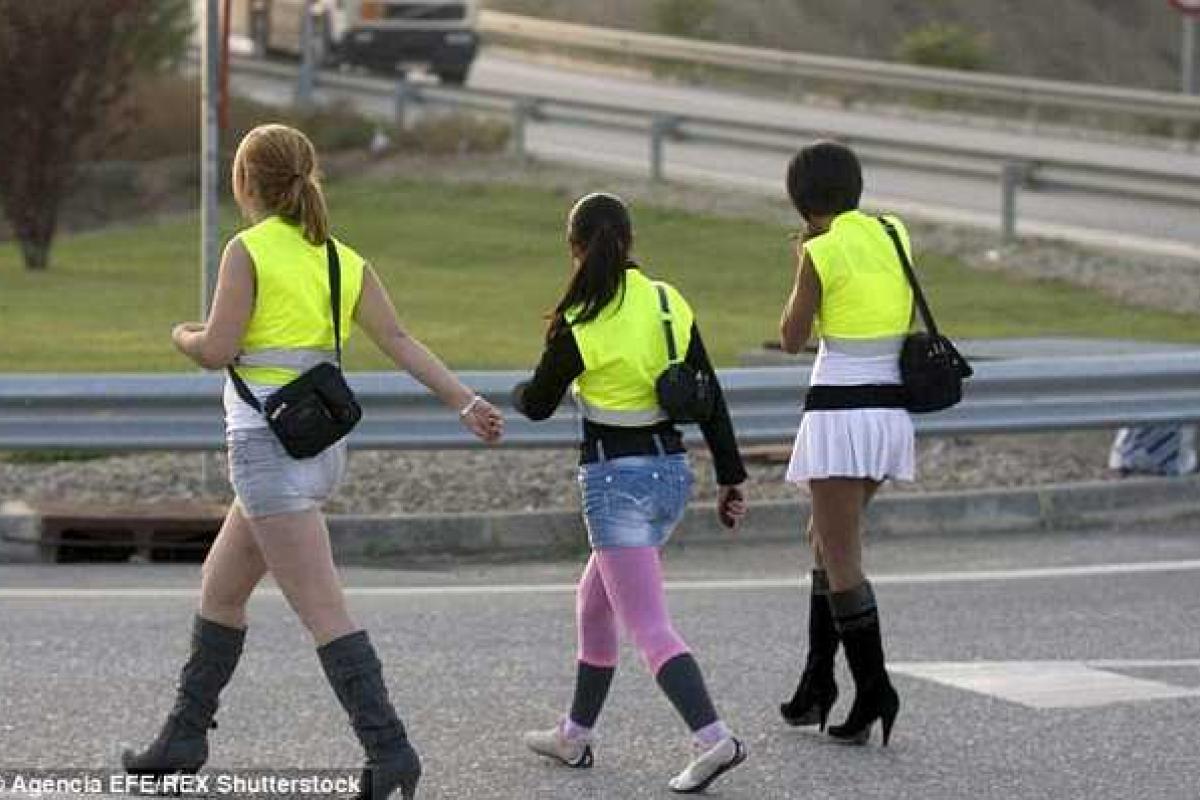 Жрицы любви в Италии будут стоять на трассе в светоотражающих жилетах