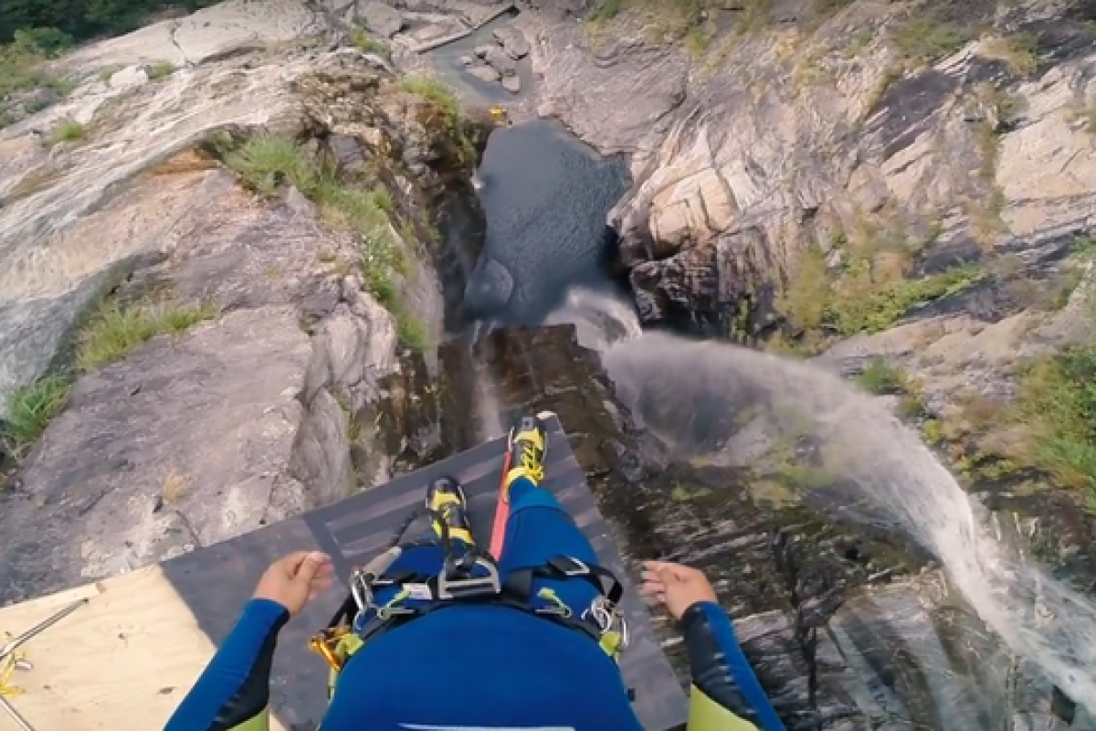 Экстремал, занимающийся клифф-дайвингом, прыгнул в воду с высоты 19-этажного дома