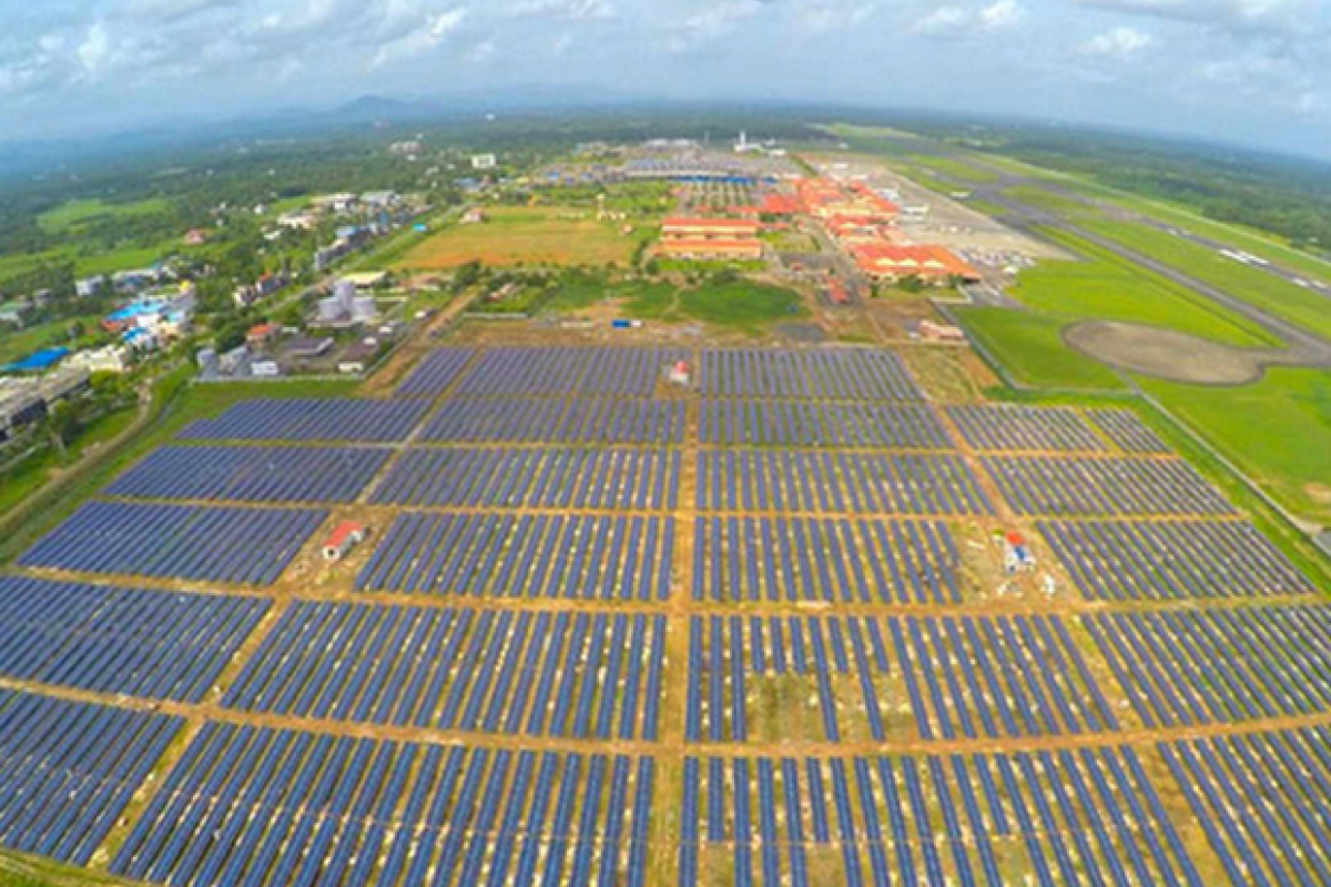 В аэропорту на юге Индии появилось гигантское действующее поле солнечных батарей