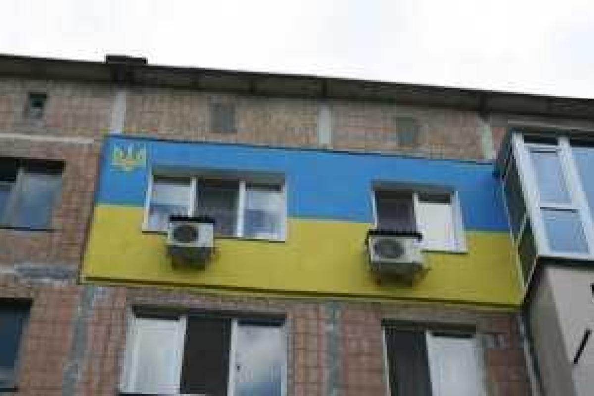 Патриотический привет из оккупированного Донецка: на 5-этажке красуется огромный флаг и трезубец Патриотический привет из оккупированного Донецка: на 5-этажке красуется огромный флаг и трезубец