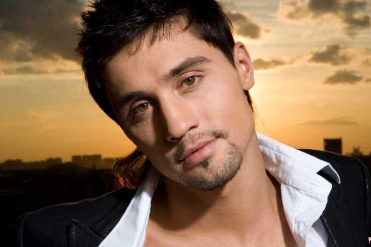 Дима Билан облачился в мундир и накрутил локоны Дима Билан облачился в мундир и накрутил локоны