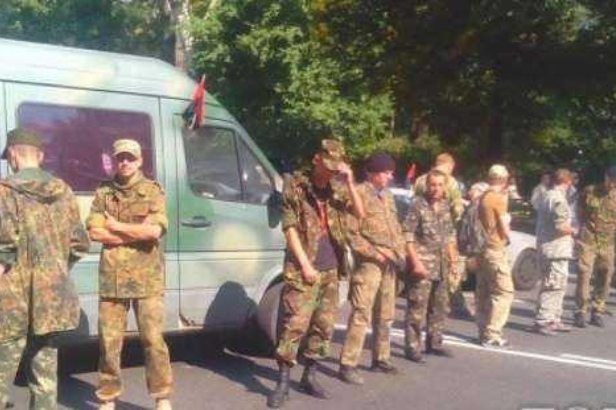 Активисты приготовили под стенами ВРУ мусоровоз-"люстратор"