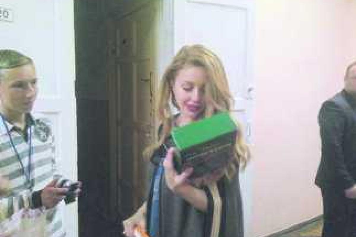 Поклонники в Виннице преподнесли Тине Кароль оригинальный подарок Поклонники в Виннице преподнесли Тине Кароль оригинальный подарок