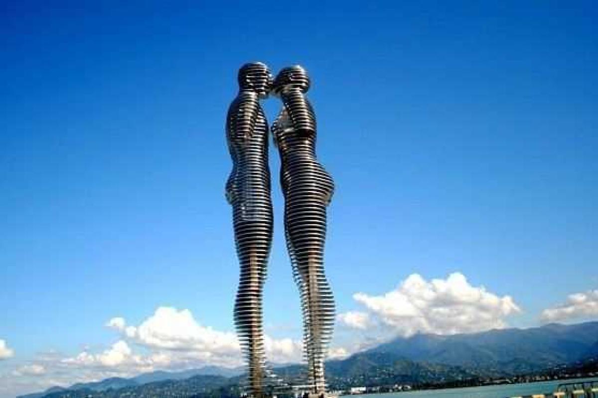 В Батуми случайно разбили "вечную любовь и понимание между народами"