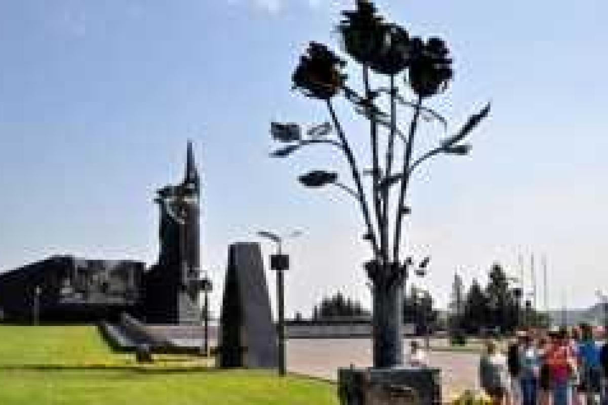 В центре Донецка торжественно открыт памятник погибшим в АТО мирным жителям В центре Донецка торжественно открыт памятник погибшим в АТО мирным жителям