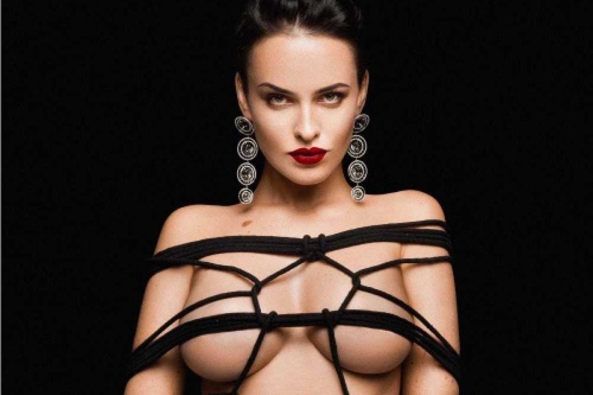 Даша Астафьева вновь радует поклонников обнаженной фотосессией Даша Астафьева вновь радует поклонников обнаженной фотосессией