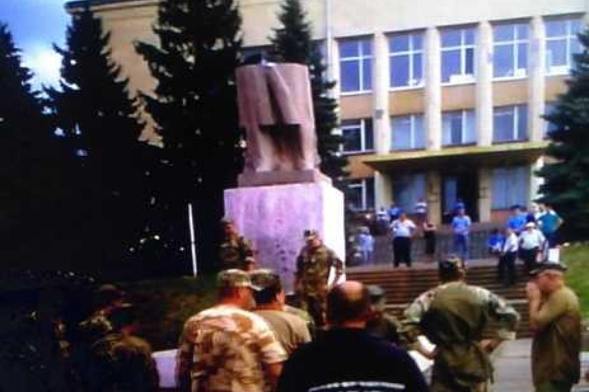 На Херсонщине рухнул очередной памятник Ленину На Херсонщине рухнул очередной памятник Ленину