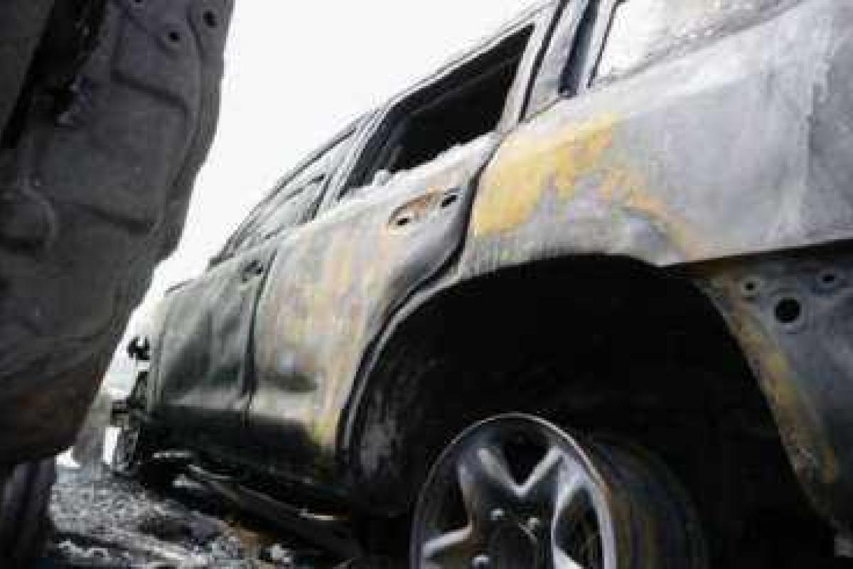 Версии: Зачем боевики сожгли машины ОБСЕ - политолог  Версии: Зачем боевики сожгли машины ОБСЕ - политолог