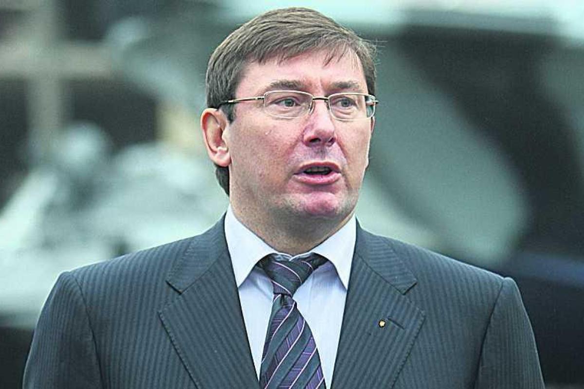 Луценко: Готовьтесь, в День Независимости на Донбассе будет "жарко"