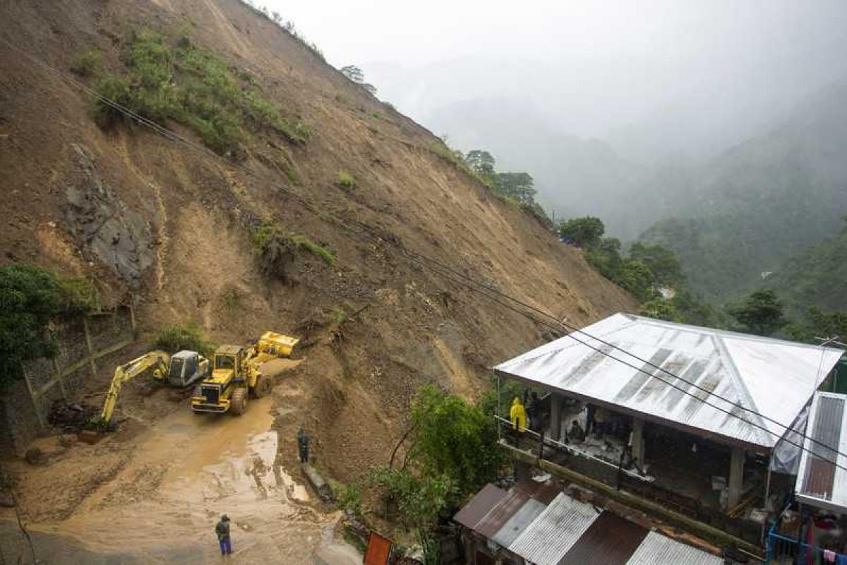 Мощный тайфун хозяйничает на Филиппинах, есть жертвы Мощный тайфун хозяйничает на Филиппинах, есть жертвы