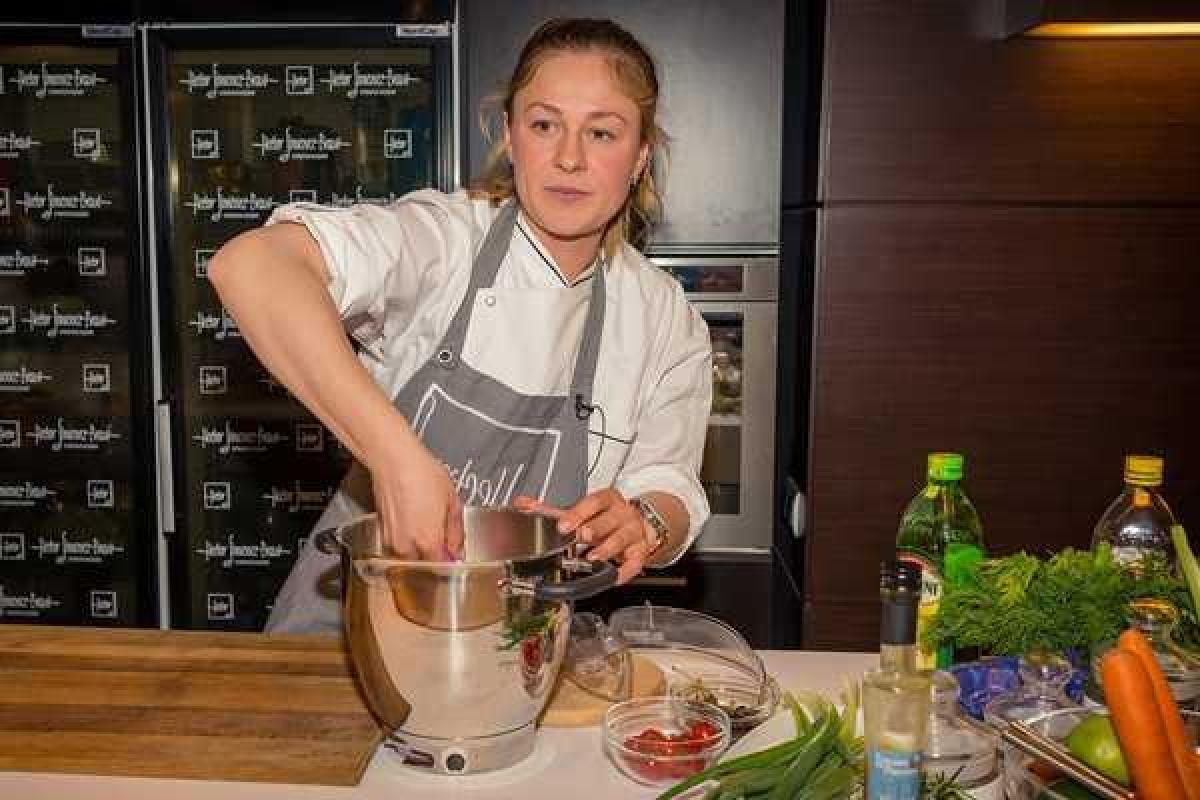 Победительница третьего сезона шоу "МастерШеф" вновь вернулась на съемочную площадку проекта Победительница третьего сезона шоу "МастерШеф" вновь вернулась на съемочную площадку проекта