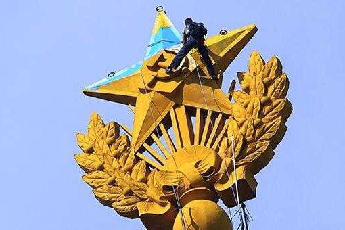 Опубликовано видео раскрашивания сталинской высотки в РФ руфером Мустангом Опубликовано видео раскрашивания сталинской высотки в РФ руфером Мустангом