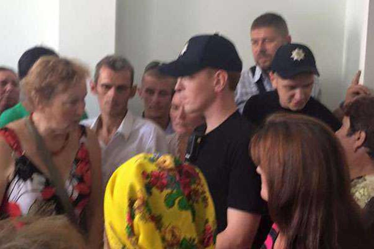 На Полтавщине взбунтовались крестьяне, захватили офис "Гадяч-сыра" На Полтавщине взбунтовались крестьяне, захватили офис "Гадяч-сыра"