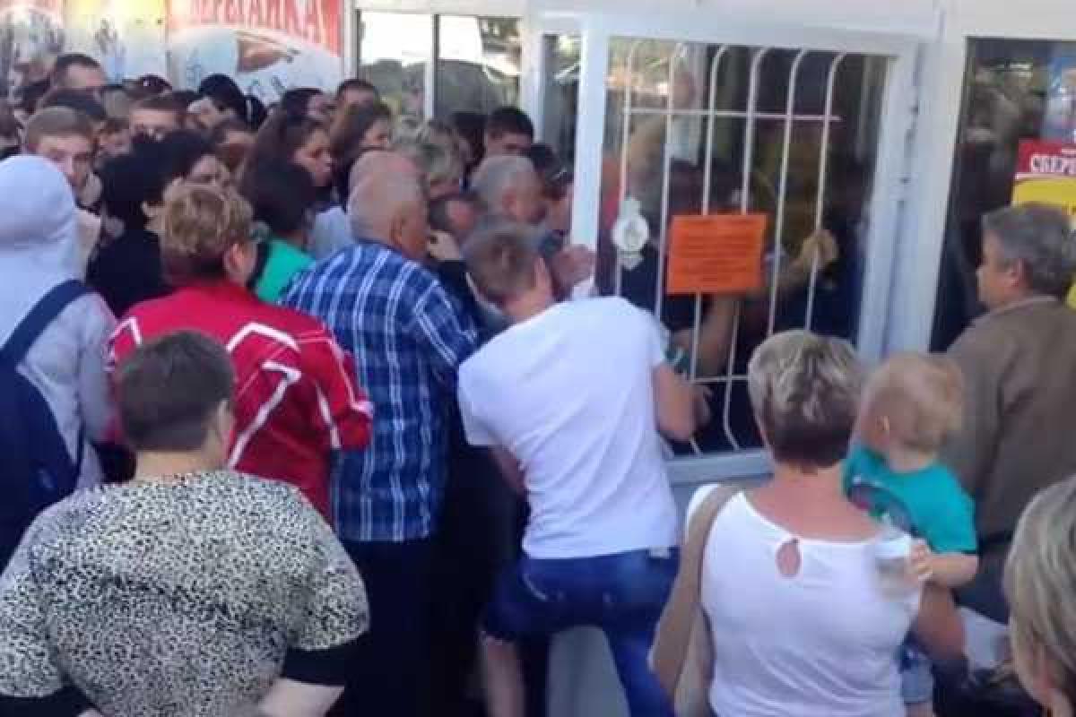 Российская реальность: "русский мир" устраивает битвы за продукты Российская реальность: "русский мир" устраивает битвы за продукты