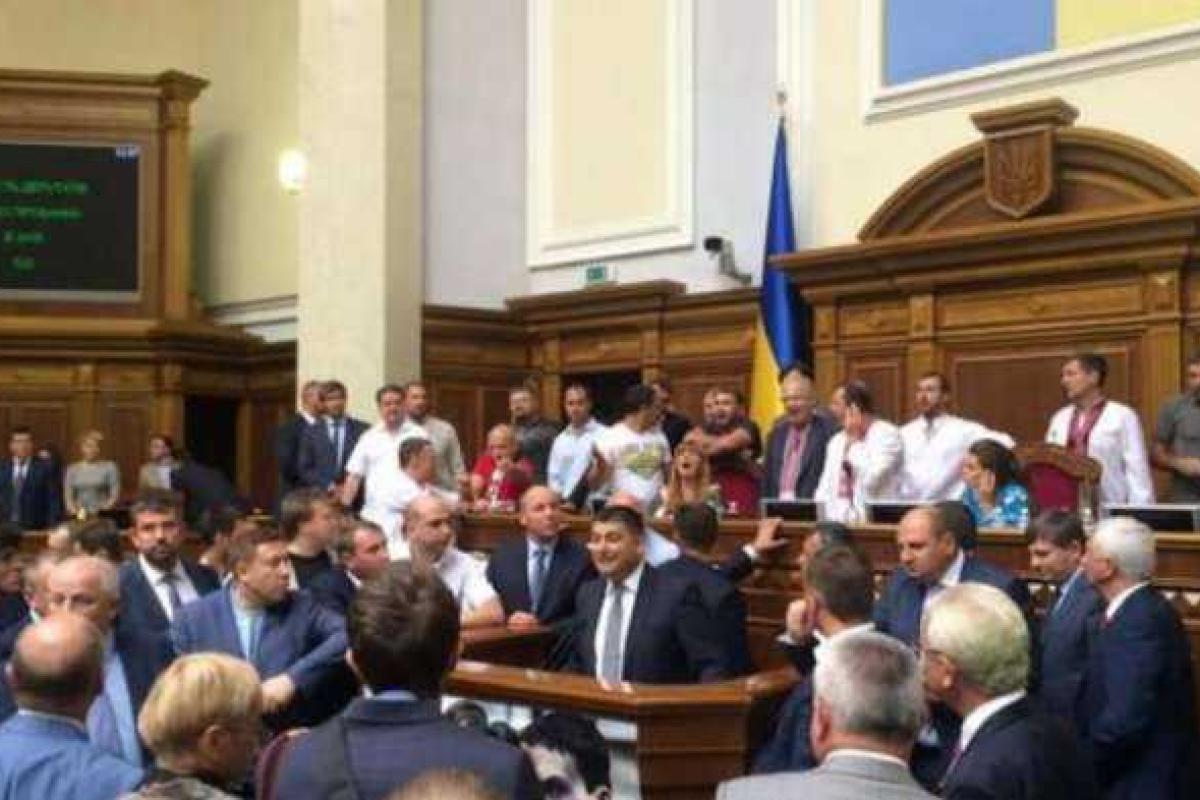 Заседание парламента было открыто под дружное "Ганьба!" Заседание парламента было открыто под дружное "Ганьба!"