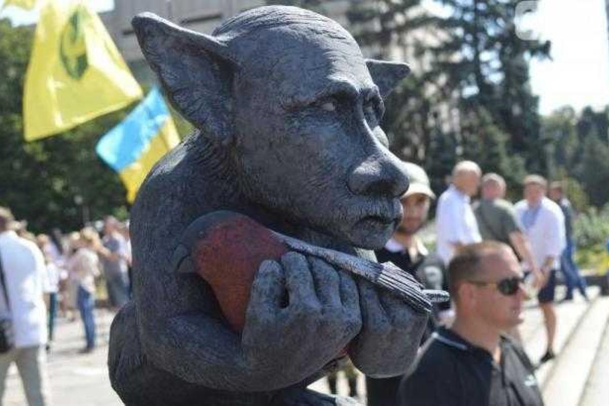 Памятник "замученному украинцами"снегирю появился в Запорожье  Памятник "замученному украинцами"снегирю появился в Запорожье