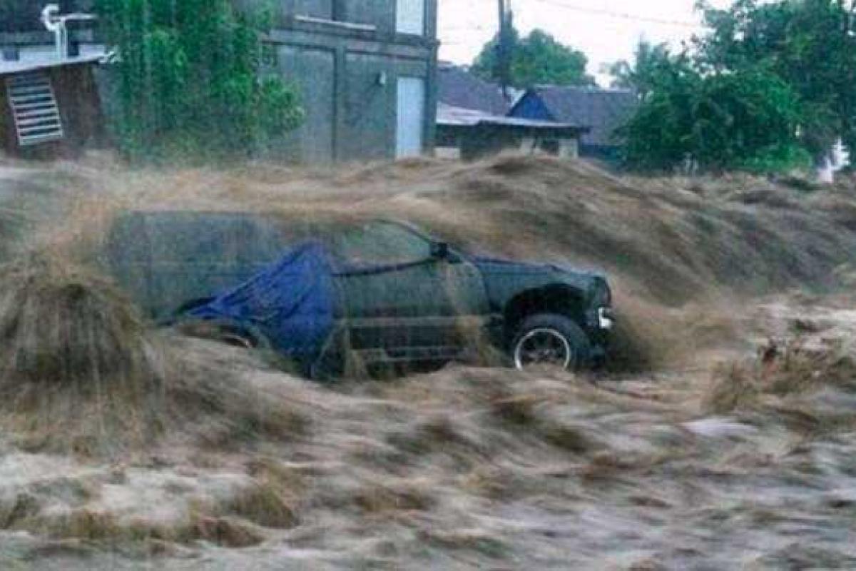 В Доминике мощный шторм "Эрика" уничтожает деревни и убивает людей В Доминике мощный шторм "Эрика" уничтожает деревни и убивает людей