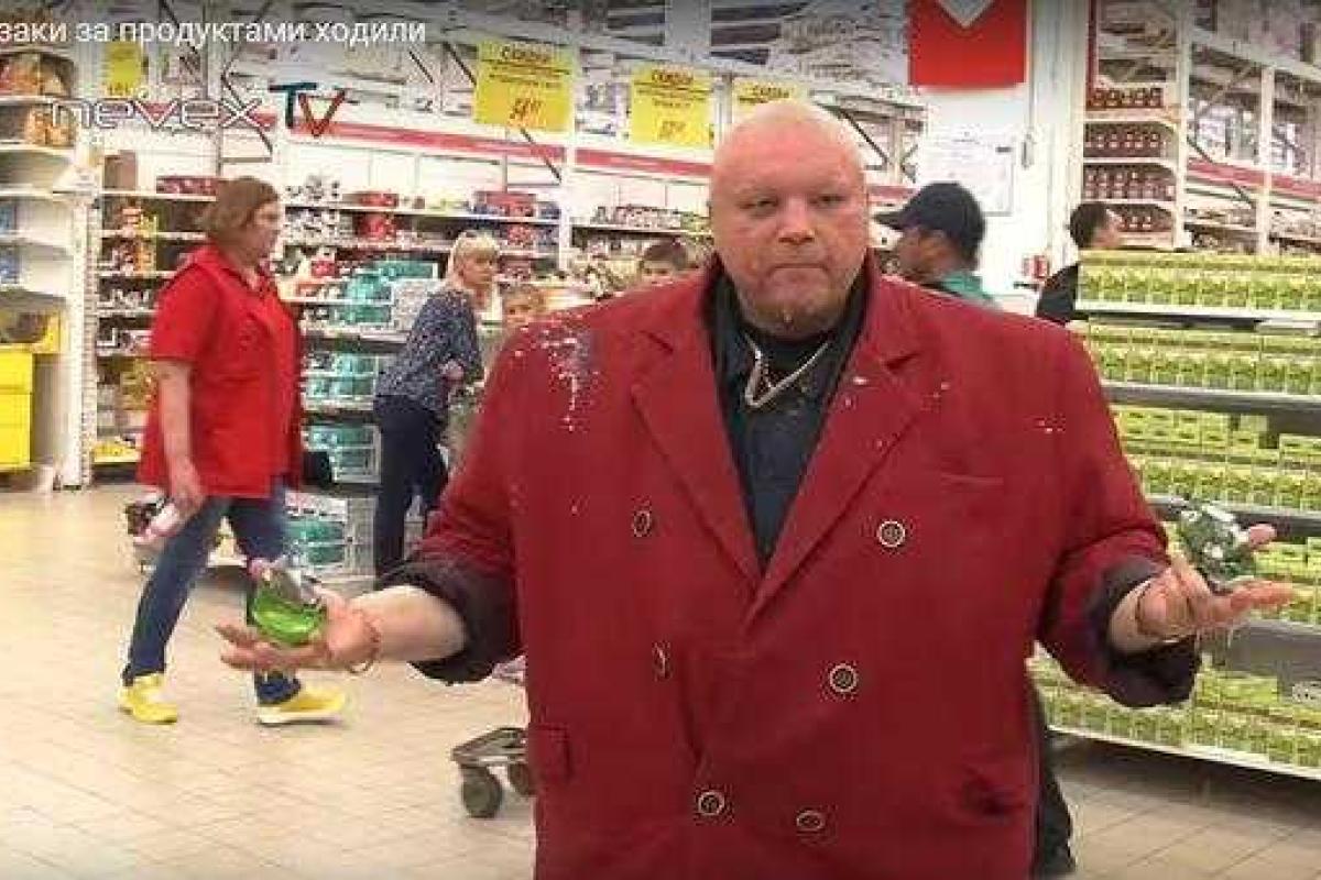 Российского певца Стаса Барецкого, рвавшего зубами пивные банки, выгнали из Союза казаков