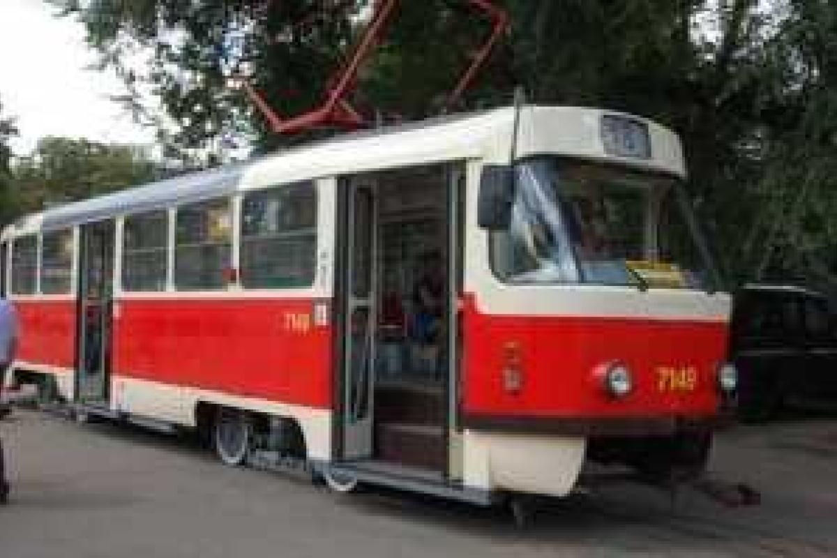 Пьяный водитель из элитного авто осыпал долларами улицы Киева Пьяный водитель из элитного авто осыпал долларами улицы Киева