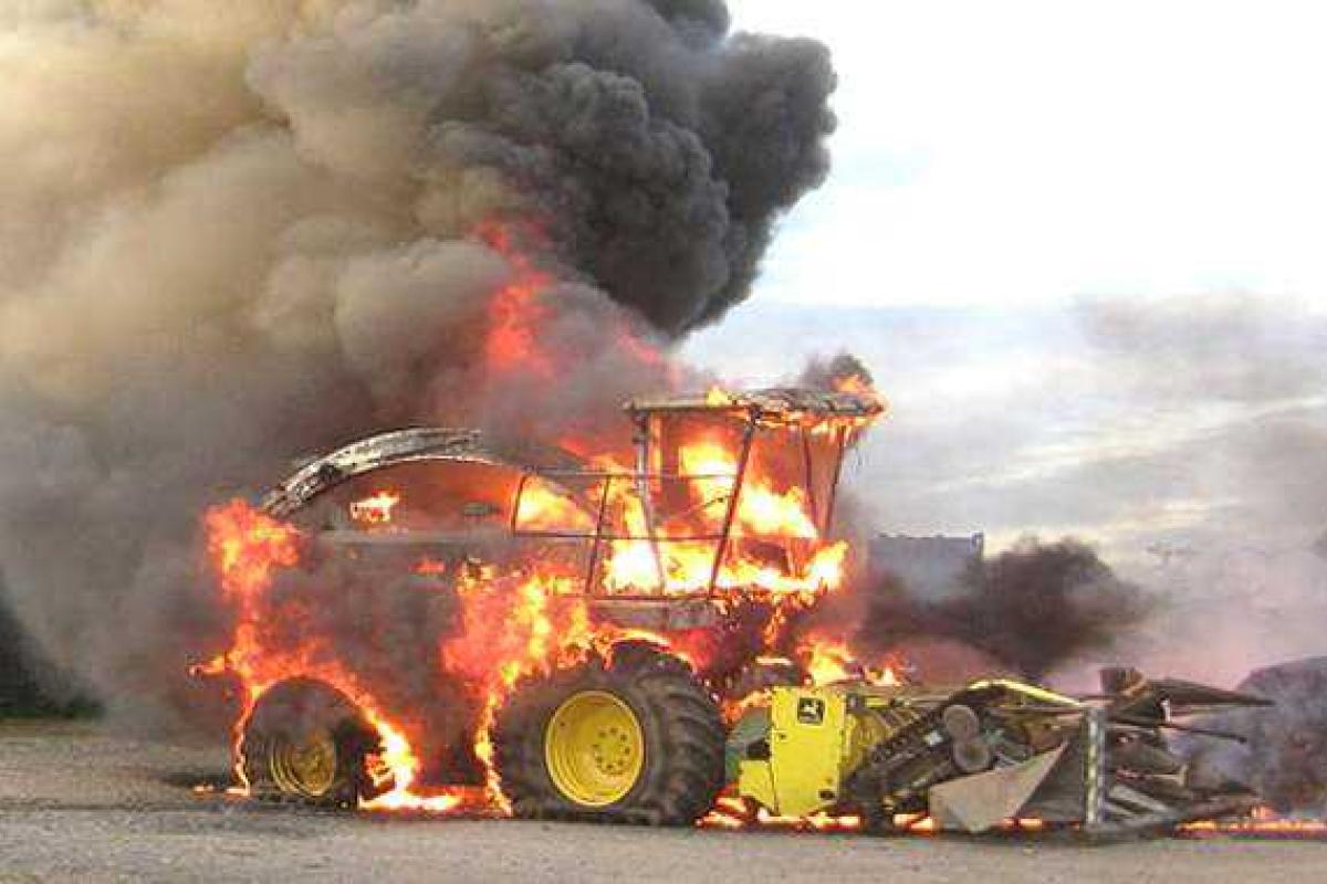 Урожай "потом и кровью": на поле в "ДНР" на мине подорвался комбайн Урожай "потом и кровью": на поле в "ДНР" на мине подорвался комбайн