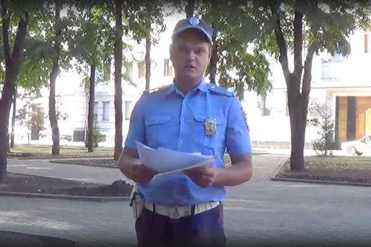 Общественный активист показал видео, на котором ГАИшник "плачется", что не попал в новую полицию Общественный активист показал видео, на котором ГАИшник "плачется", что не попал в новую полицию