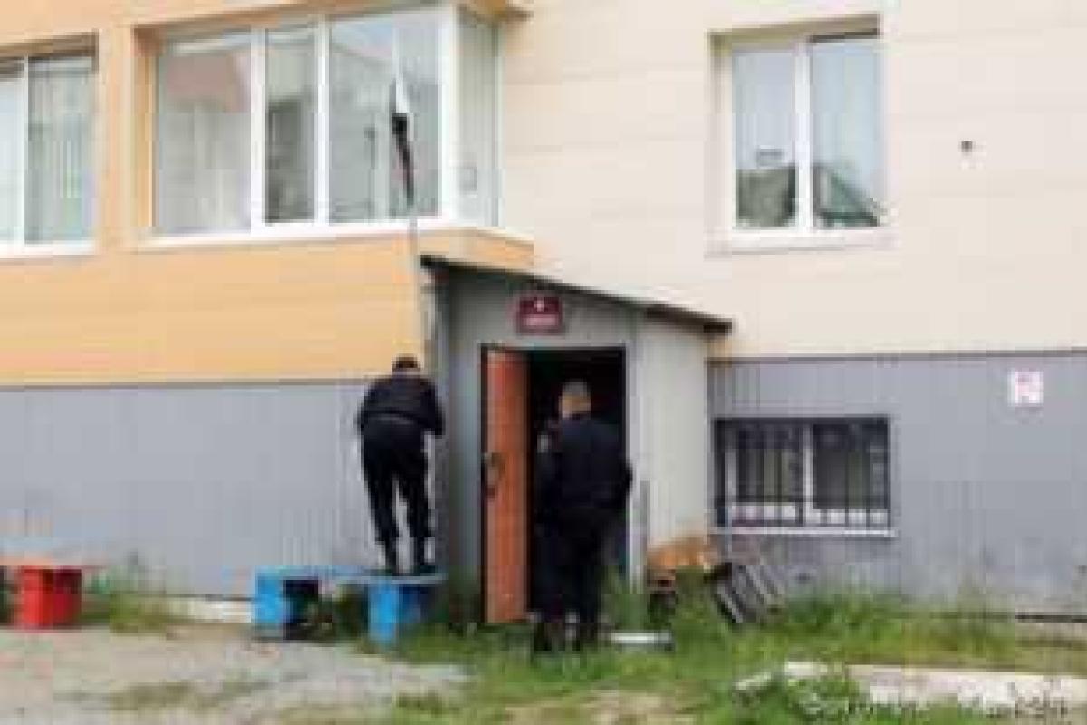 В российском Петропавловске разыскивают пенсионера, надругавшегося над государственным флагом В российском Петропавловске разыскивают пенсионера, надругавшегося над государственным флагом