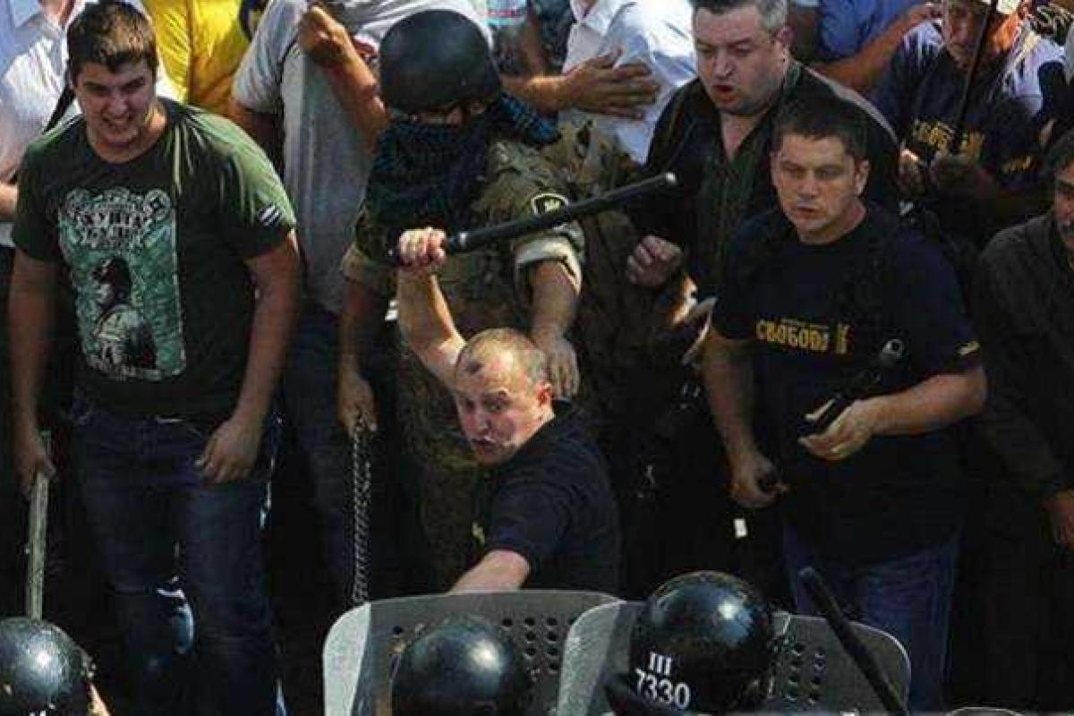 Волонтер о "войне" под Радой: Откройте глаза, дебилы, вы убиваете пацанов, которые защищали нас на востоке