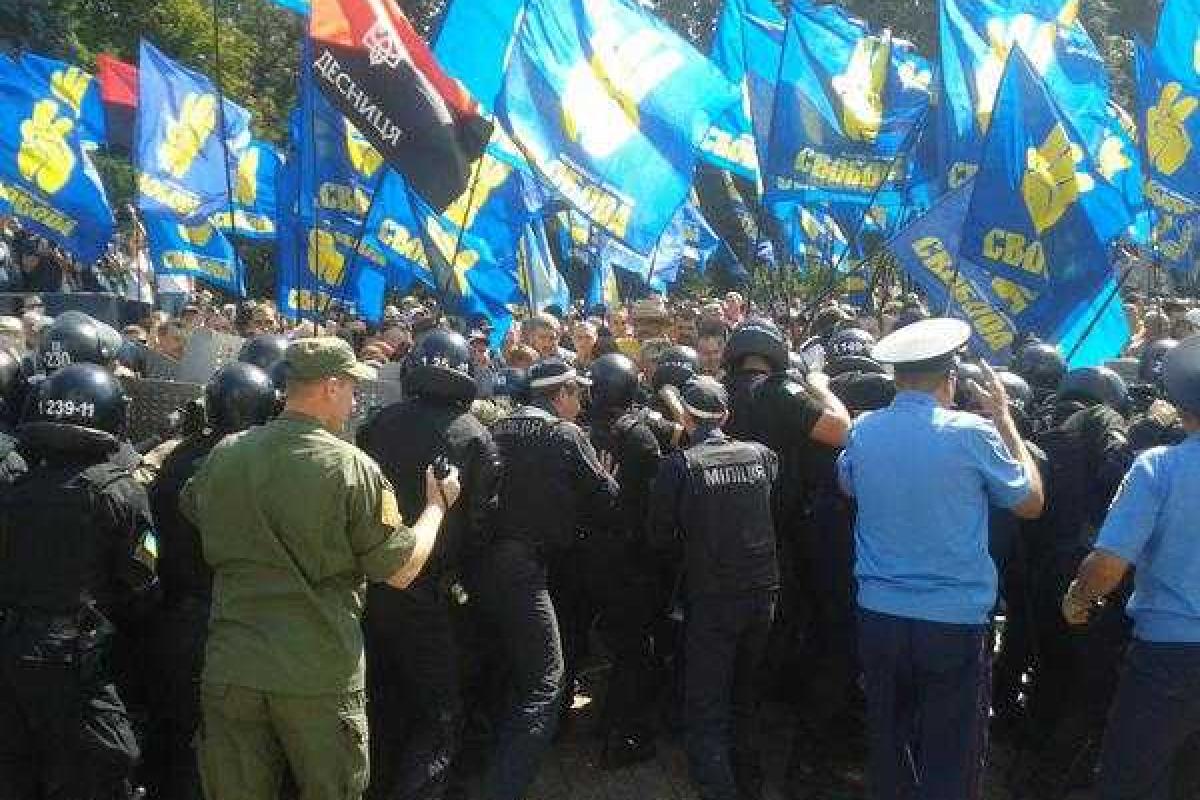 Под стенами ВРУ - бунт: активисты поют гимн, швыряют камни и распыляют газ и дым