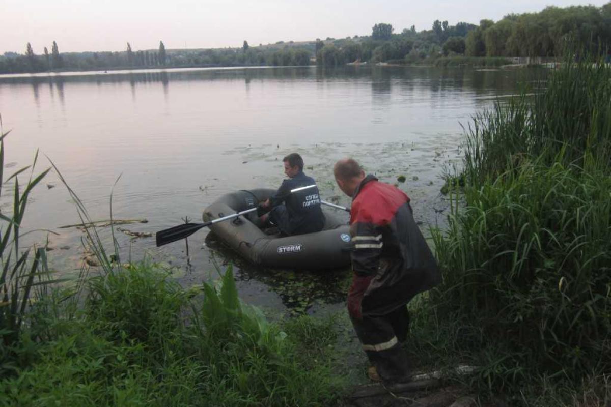На Киевщине спасатели выловили из водоема тело очередного утопленника На Киевщине спасатели выловили из водоема тело очередного утопленника