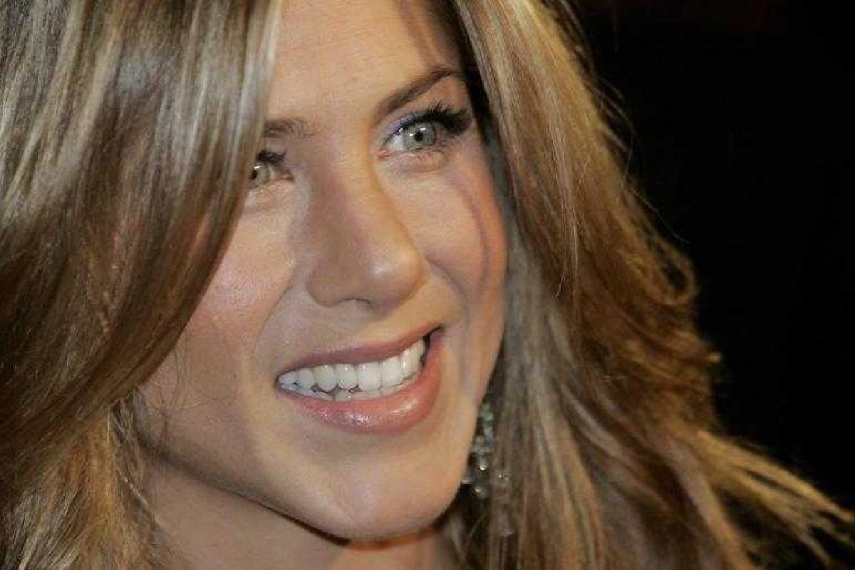 Поклонники смогли увидеть шикарное свадебное платье Дженнифер Энистон Поклонники смогли увидеть шикарное свадебное платье Дженнифер Энистон