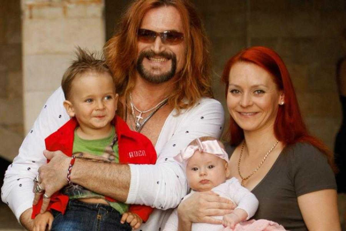 Третий ребенок эпатажной пары Анисина - Джигурда появится в прямом эфире под пение хора Третий ребенок эпатажной пары Анисина - Джигурда появится в прямом эфире под пение хора