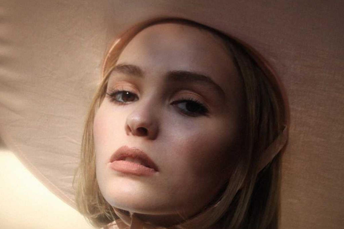 Дочь Ванессы Паради до сих пор не решила, с кем связать свою жизнь - с женщиной или с мужчиной 