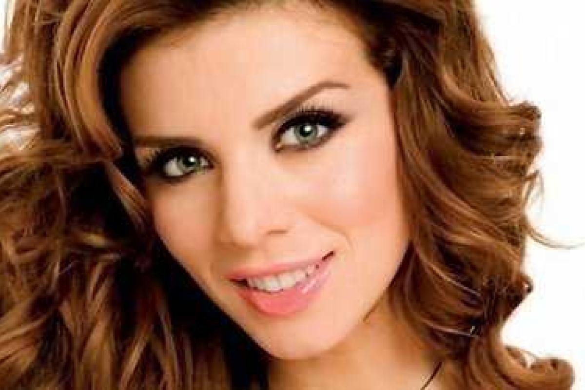 Поклонник усыпал розами путь, по которому ходит Анна Седокова 