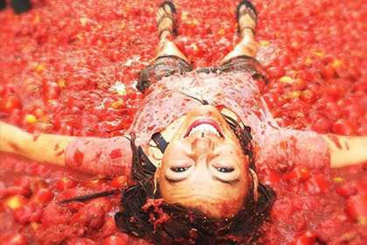 Фестиваль помидорных боев стартовал в испанском городе Буньоль Фестиваль помидорных боев стартовал в испанском городе Буньоль