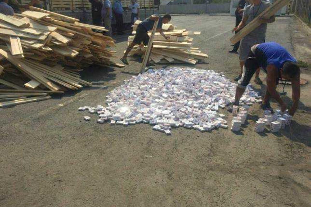 На Закарпатье таможенники обнаружили хитрый тайник с контрабандными сигаретами