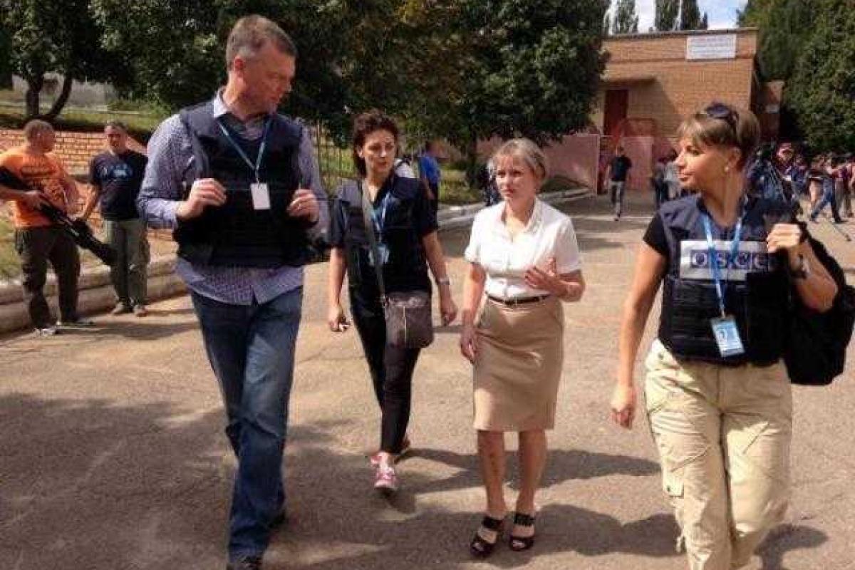 Наблюдатели ОБСЕ посетили пострадавшую от обстрелов школу в Горловке Наблюдатели ОБСЕ посетили пострадавшую от обстрелов школу в Горловке