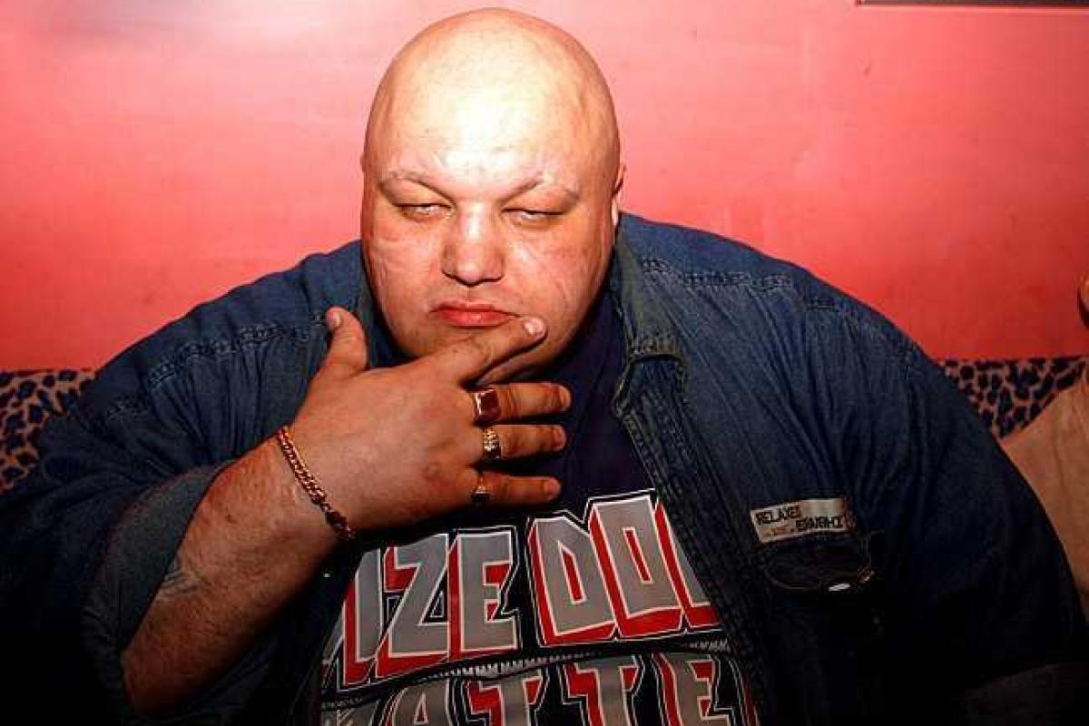 Российский певец Стас Барецкий демонстративно зубами рвал банки иностранного пива Российский певец Стас Барецкий демонстративно зубами рвал банки иностранного пива