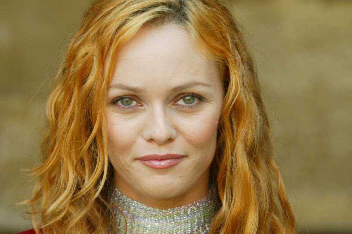 Ванесса Паради стала объектом обсуждения из-за купания топлес со взрослым сыном Ванесса Паради стала объектом обсуждения из-за купания топлес со взрослым сыном