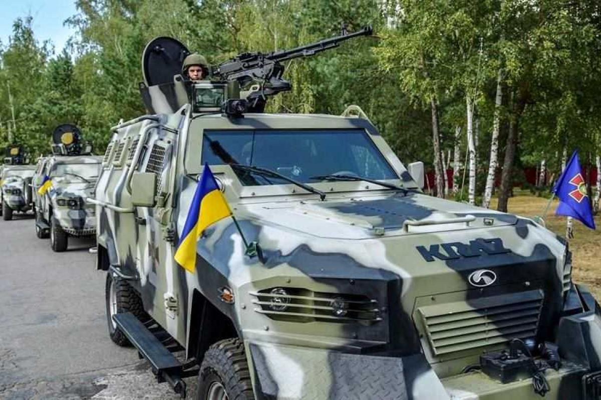 На Донетчине боевики обстреляли пограничников на "Кугуаре", потерь среди бойцов нет На Донетчине боевики обстреляли пограничников на "Кугуаре", потерь среди бойцов нет