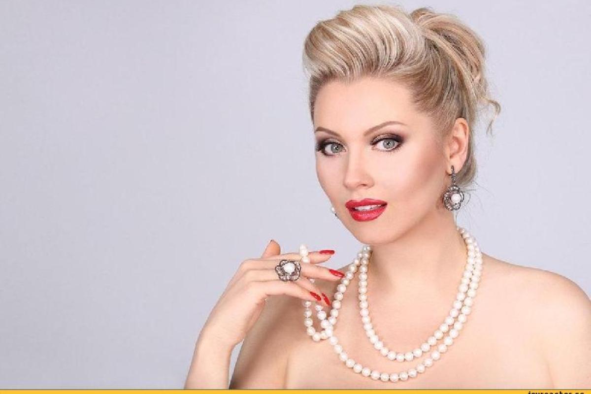 Лена Ленина носит на плечах голову настоящего волка