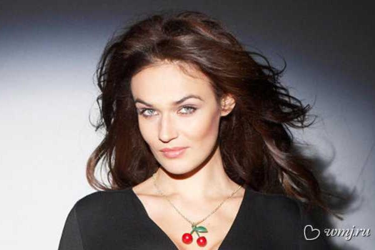 Алена Водонаева устала от стрижки и вновь соорудила себе роскошную шевелюру