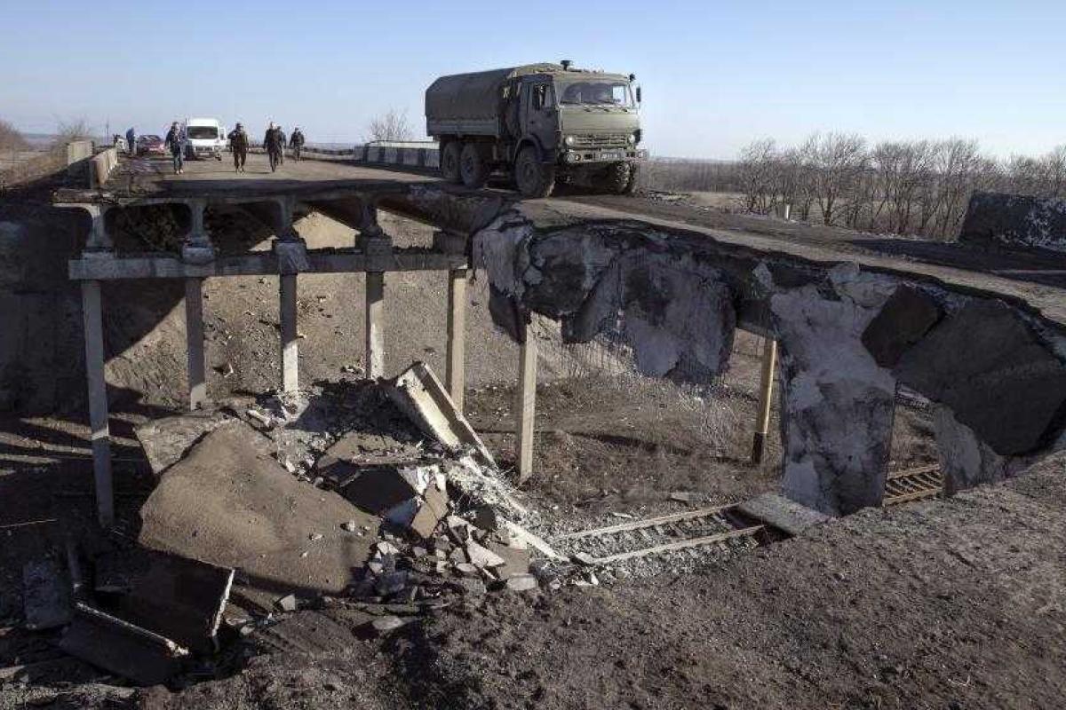 Украина пытается восстановить как можно больше объектов инфраструктуры на Донбассе до прихода холодов