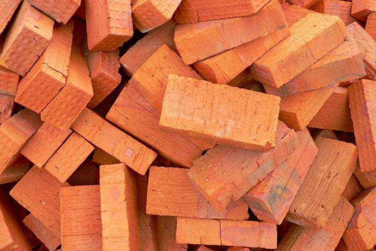 В Тульской области за зарплатой едут на самосвалах: задолженность отдают кирпичами В Тульской области за зарплатой едут на самосвалах: задолженность отдают кирпичами