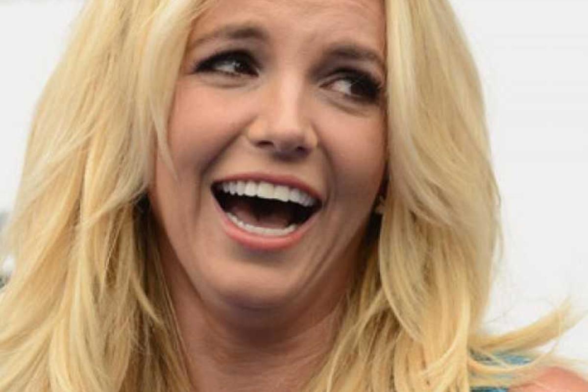 Бритни Спирс облачилась в оригинальное платье, выставив на показ все что могла показать