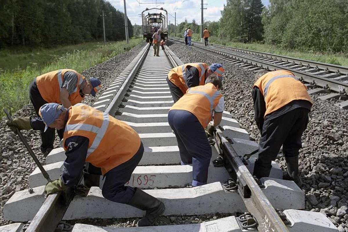 Медведев официально приказал построить железную дорогу в обход Украины