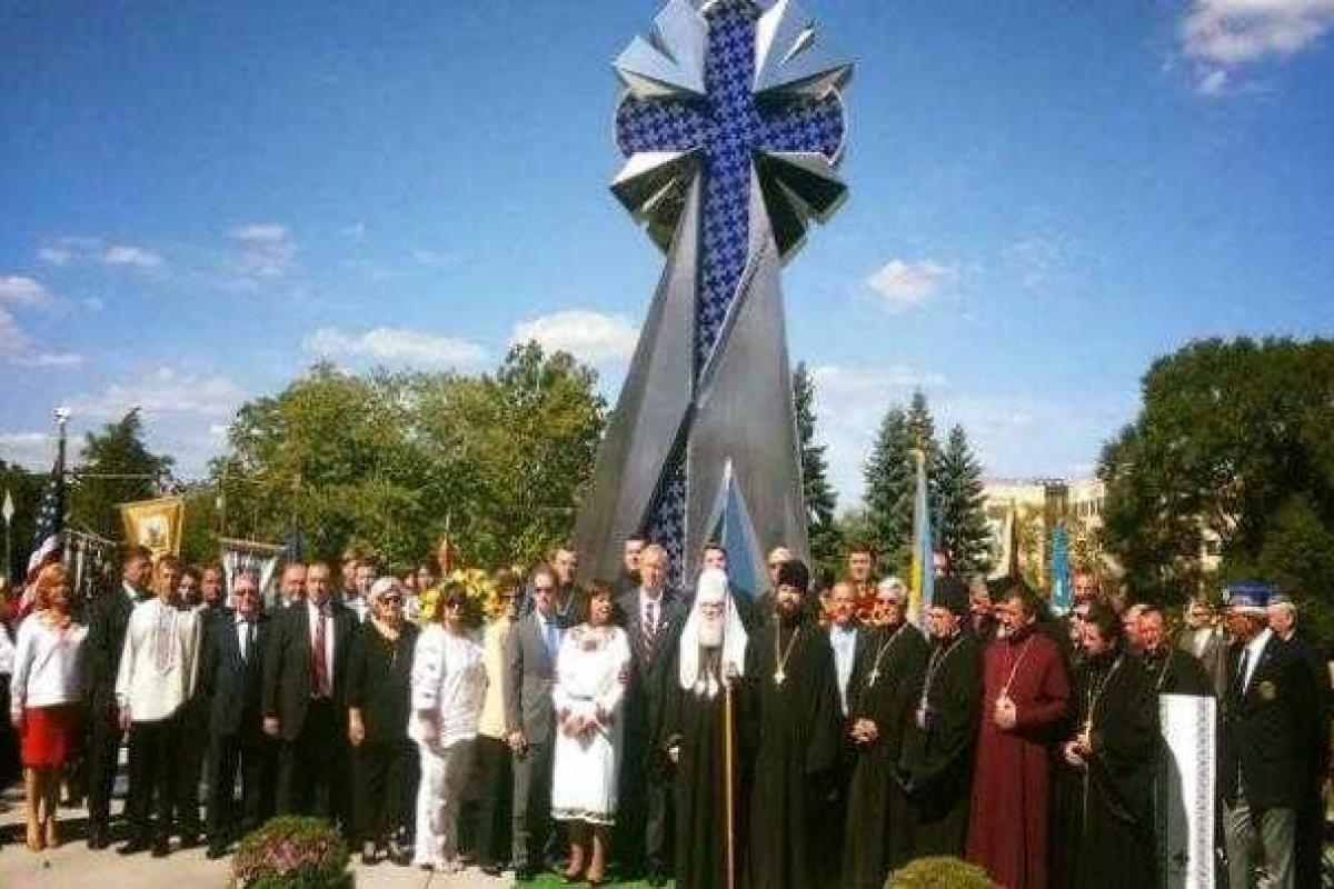Недалеко от Чикаго торжественно открыли памятник Героям Небесной Сотни Недалеко от Чикаго торжественно открыли памятник Героям Небесной Сотни
