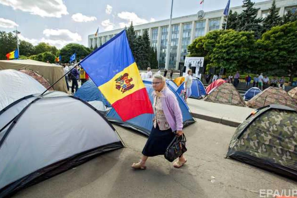 Активисты в Кишиневе устроили акцию протеста, требуя отставки президента страны Активисты в Кишиневе устроили акцию протеста, требуя отставки президента страны